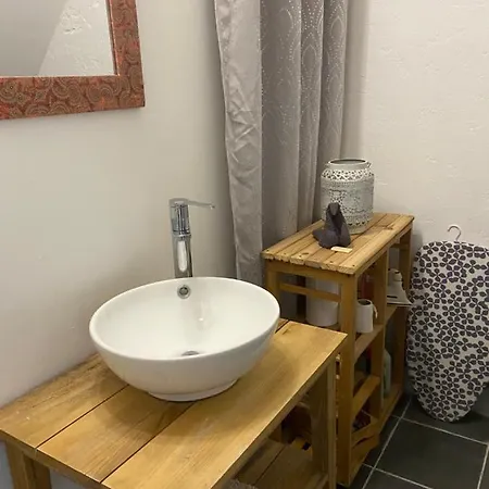Adorable Gesthouse Avec Parking Gratuit Sur Place.